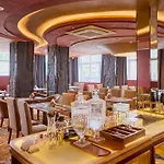 Kin Hotel Ly Tu Trong